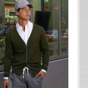 The Tie Bar Perfect Tipped Merino Wool V Neck Cardigan Sweater Olive Green L